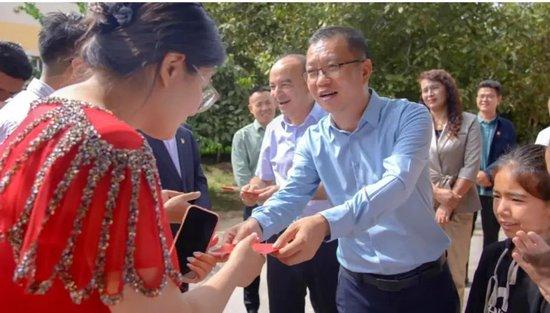 一对博士新人的婚礼上,县委书记、县长带着红包前来祝贺
