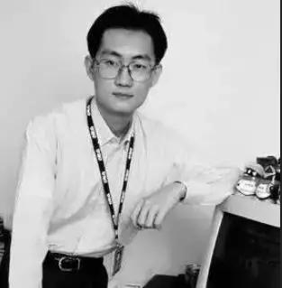 过了几年,他自己出来创业,开了家公司。公司的logo是一个企鹅。