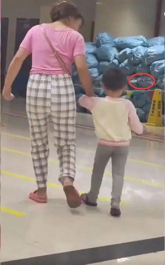 “3岁女童头上插刀淡定就医”,警方回应