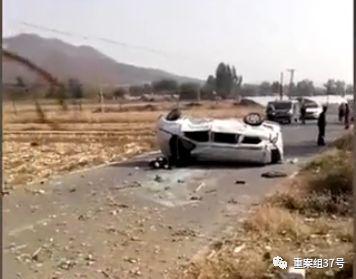▲图为车祸现场,失控撞上路旁树后,车身飞起半棵树高,后重重摔落下来。 新京报我们视频截图。