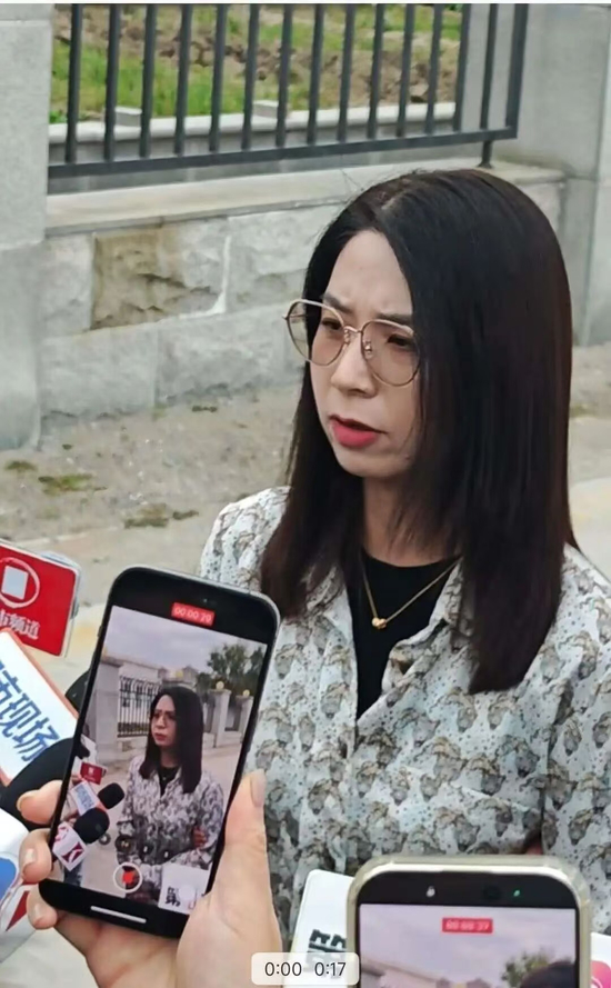 崔丽丽身穿遭性侵当日的衣服,与丈夫十指相扣出庭:这身行头曾是耻辱,如今是战袍!姚晨发声
