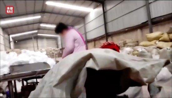 涉多个知名品牌!卫生巾、纸尿裤残次料,竟被翻新“二次销售”