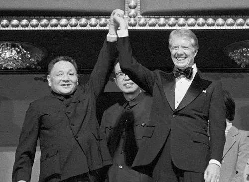 1979年1月29日,邓小平在美国华盛顿肯尼迪中心观看表演时与美国总统卡特一起向观众致意图:新华社