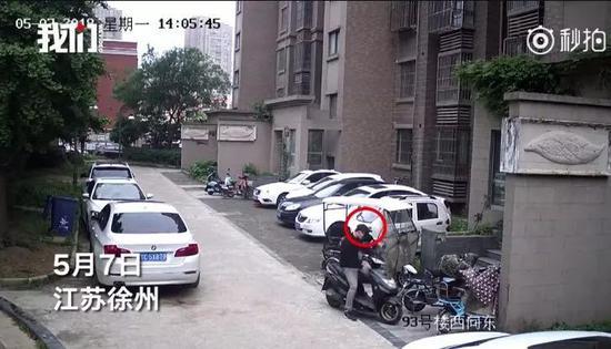 ▲图片为监控所摄:“尹某”来到居民楼下,准备实施盗窃。