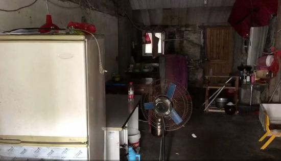 钟某和女友在虹桥镇的住所。新京报记者徐天鹤摄