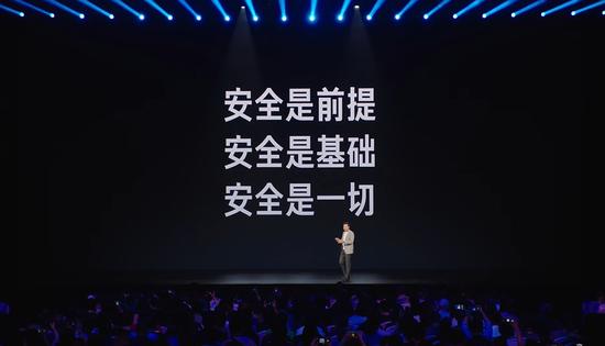 雷军官宣首款SUV小米YU7价格：标准版25.35万元、Pro版27.99万元、Max版32.99万元，共九种颜色，称安全是一切