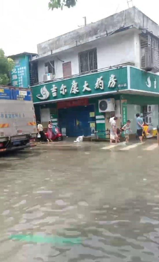 桂林一药店女职员洪水中身亡，附近商户：疑因触电，店铺地势较低