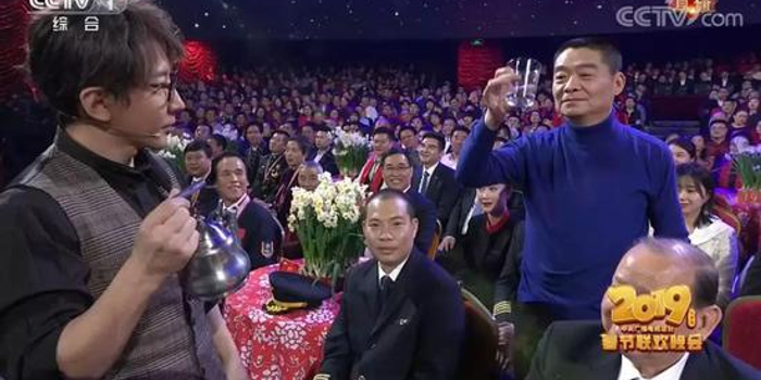 英雄机长刘传健现身央视春晚 还是在刘谦魔术