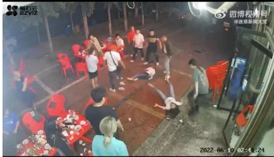 6月10日,唐山几名女子在烧烤店内拒绝男性骚扰后被多人围殴。图/视频截图