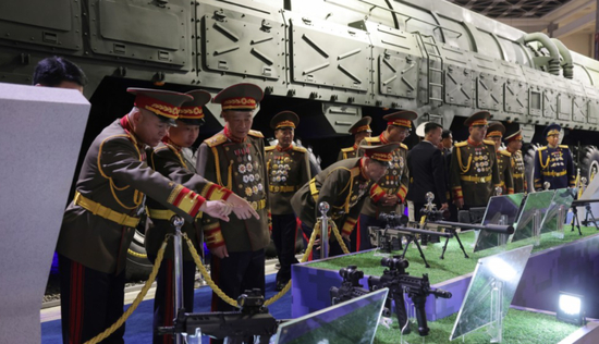 多图！朝鲜武器展震撼登场，金正恩警告“敌人应感到担忧”