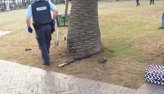 澳媒：悉尼邦迪滩发生枪击事件致多人受伤，现场疑似涉案武器曝光