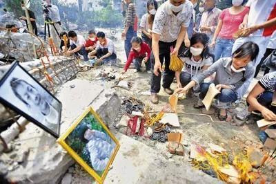 都江堰市聚源中学,家长们在悼念死去的孩子。图片源自网络
