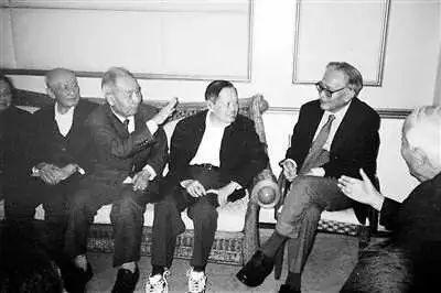 西南联大同窗,左起依次为:朱光亚、许渊冲、杨振宁、王传纶、王希季。