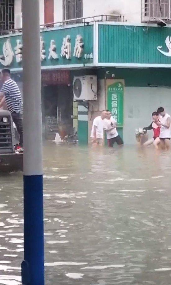 桂林一药店女职员洪水中身亡，附近商户：疑因触电，店铺地势较低