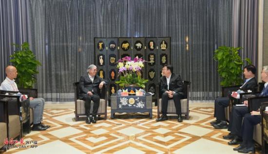 海南省委书记、省长会见霍震霆
