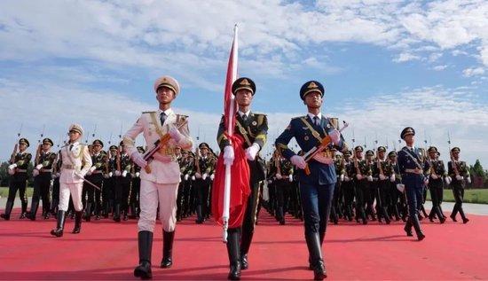 九三阅兵当天，他将升起五星红旗！