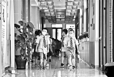 清华附小昌平学校天通苑校区的学生校服与清华附小本部一样 摄影/本报记者 郝羿