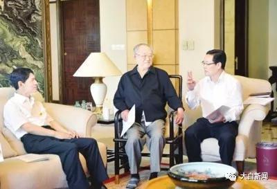 王瑞林(中)莅临邓小平故居——四川省广安市考察 图片来源于人民网