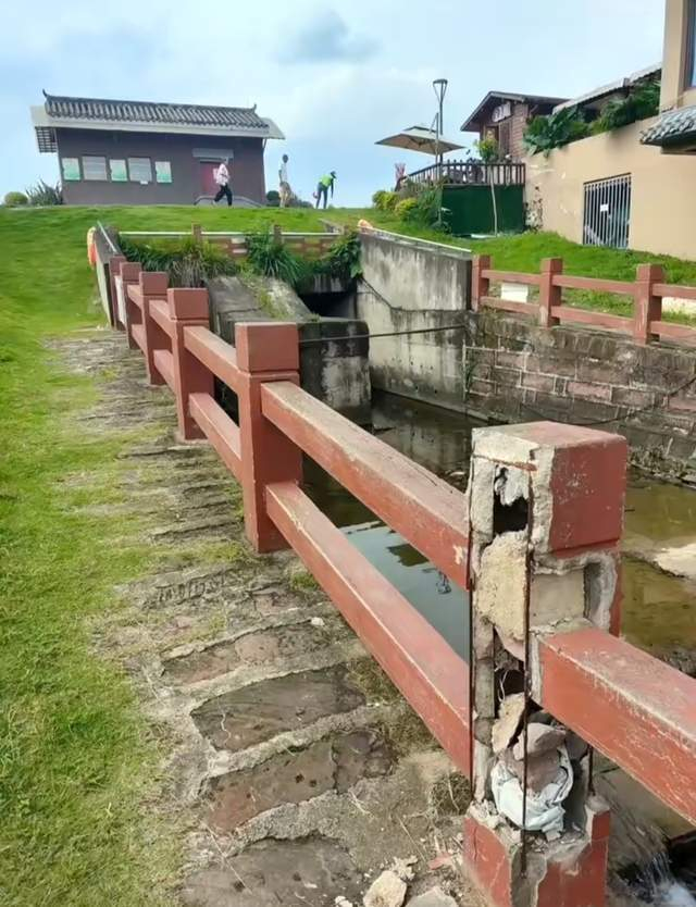 河道栏杆破损露出泡沫内芯?网友怀疑“豆腐渣”工程,相关方回应正核实
