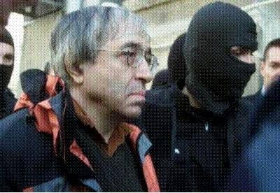 · 比沃瓦鲁被法国警方逮捕。