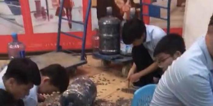 男子用水桶装15万元硬币购房 26人数了4个多小时