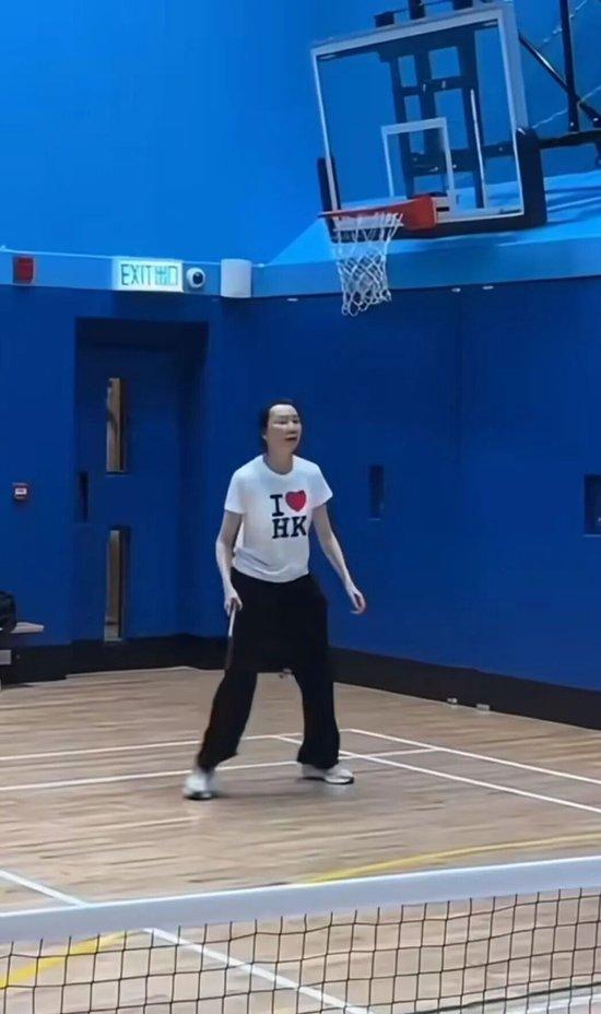 张曼玉并未定居法国农村，IP显示仍在中国香港，法国掏鸡蛋视频系去年旅游时拍摄