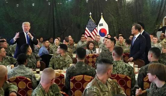 (图为特朗普访问驻韩美军基地)
