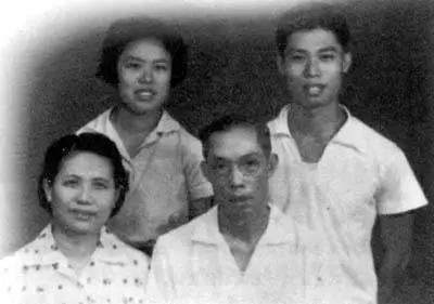▲青年时代的钟南山与父母、妹妹
