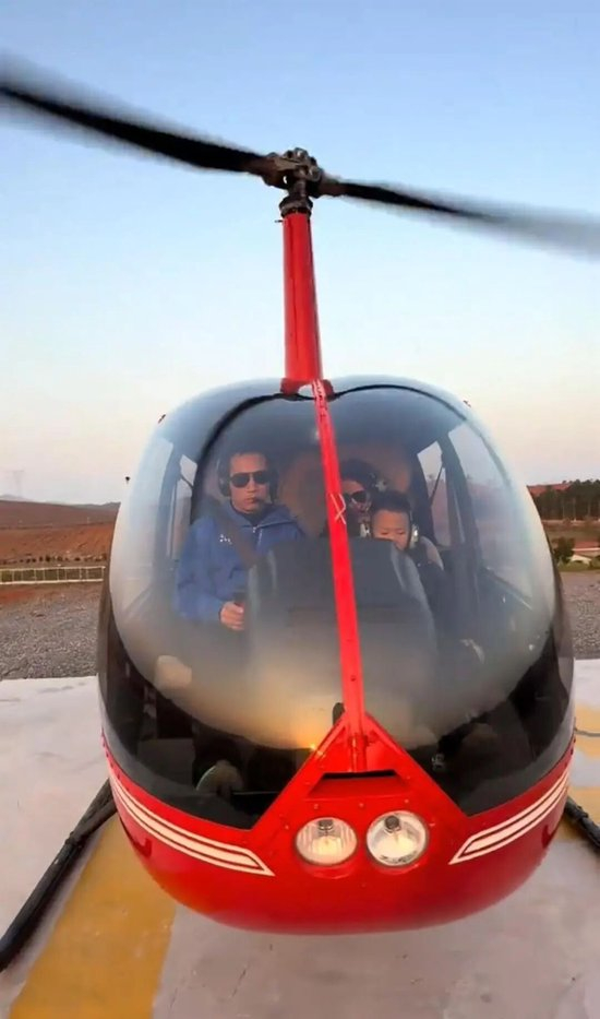 湖南永州男子带妻儿开直升机回老家过元旦，80多公里路程开飞机只需15分钟