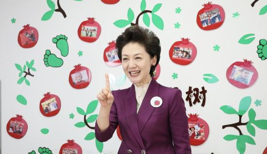 著名主持人海霞获“四个100”先进典型最美志愿者称号