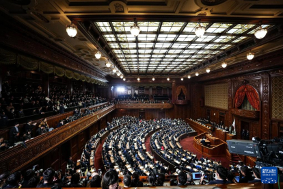 高市2.0，首先面对特朗普勒紧的绳子，还想着对麻生太郎封官许愿