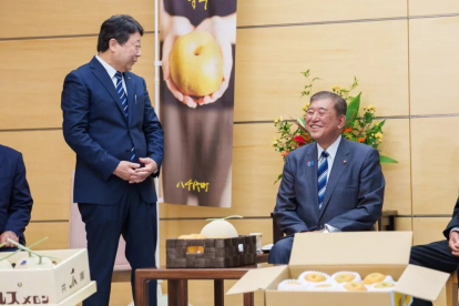 高市2.0，首先面对特朗普勒紧的绳子，还想着对麻生太郎封官许愿