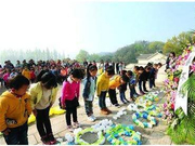 清明祭英烈“走形”更需“走心”