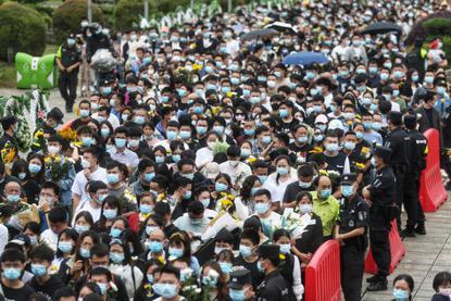 烈日下的殡仪馆门口,万人排队瞻仰袁隆平院士遗容。健康时报记者张赫摄