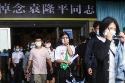 5月24日,瞻仰遗容后的人们走出灵堂。健康时报记者张赫摄
