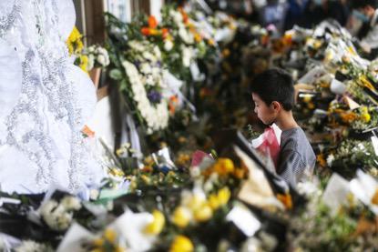 小学生在给袁隆平献花,三鞠躬。健康时报记者张赫摄