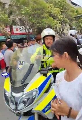 第一个走错考场的人已出现,有考生穿“全对”战服入场引围观