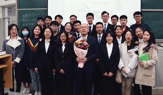 为中国政法大学学生讲课的邓学平律师