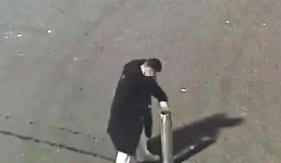 男子点燃礼花弹。图/视频截图