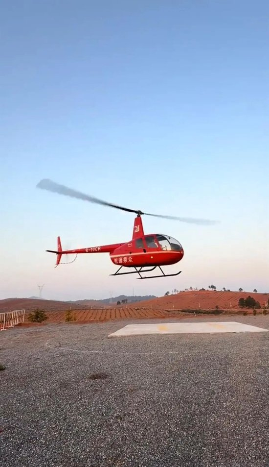 湖南永州男子带妻儿开直升机回老家过元旦，80多公里路程开飞机只需15分钟