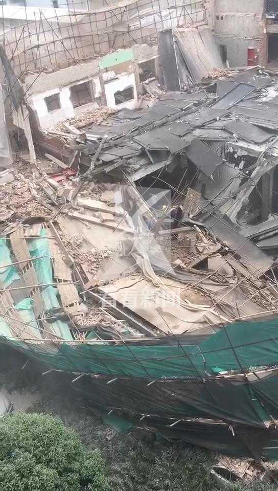 坍塌建筑部分倒入附近一处小区,造成多辆车辆被埋,具体伤亡情况暂不清楚。