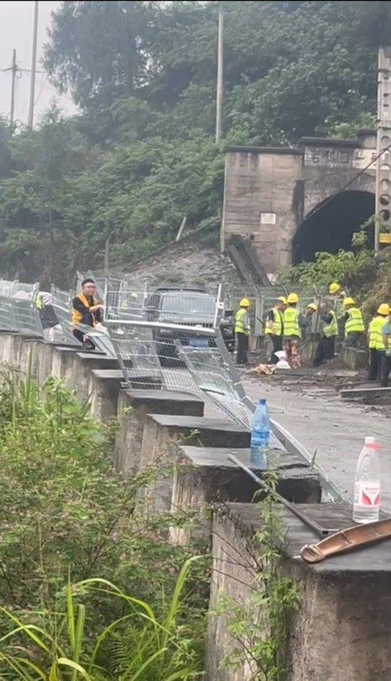 15岁女孩殒命的湖南焦柳铁路事故段,已开始加装防护网