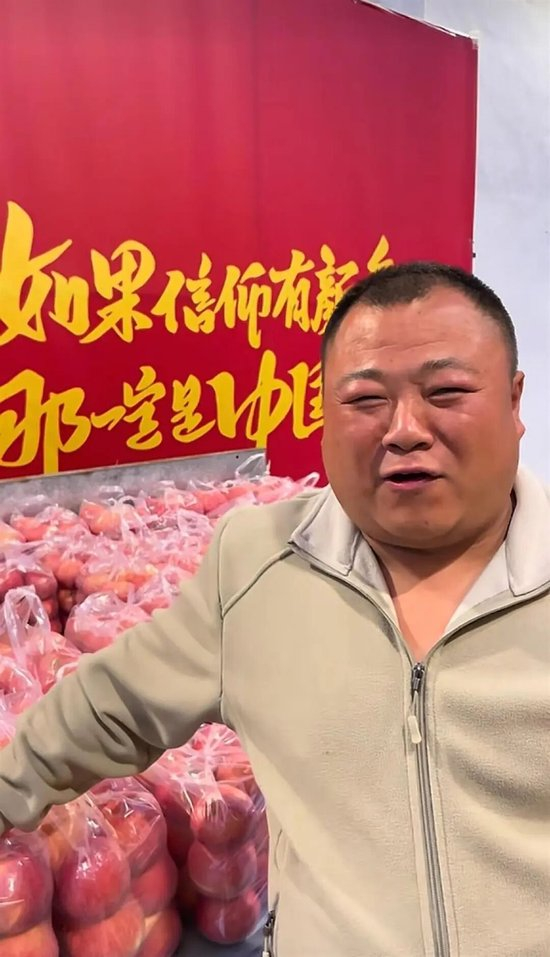 山东淄博果贩意外走红，每天凌晨2点摆苹果，整齐得像队列，本人：为了卖相更好