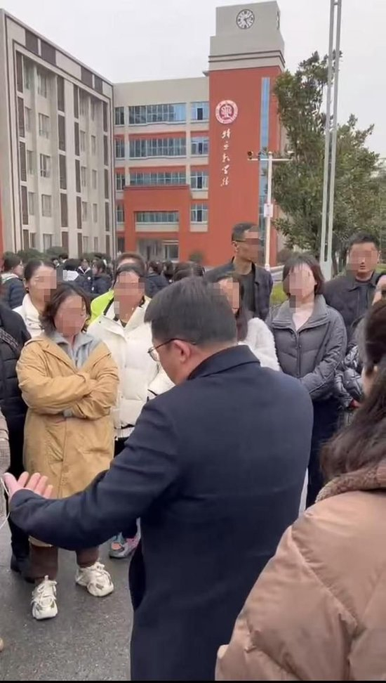 一起家校矛盾，冲突到“裂开”