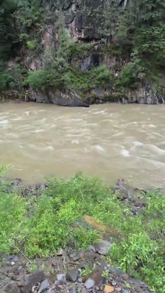 坠崖致2死5失联的旅游车已找到,死者亲属:疑因躲避落石,活要见人,死要见尸