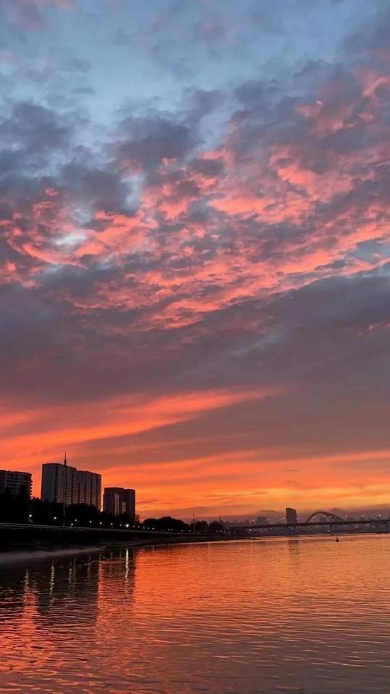 双台风海上共舞！对浙江有什么影响？今天杭州的天空又刷屏了，美出新高度