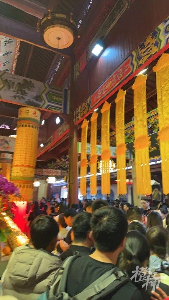 超4万人涌入杭州北高峰拜财神，灵隐寺吃素面的游客排到后厨门口