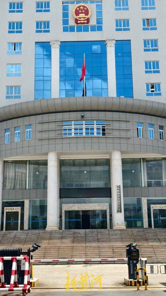 企业悬赏百万征集公职人员违法线索后，被曝光公职人员起诉企业名誉侵权要求赔偿100万元