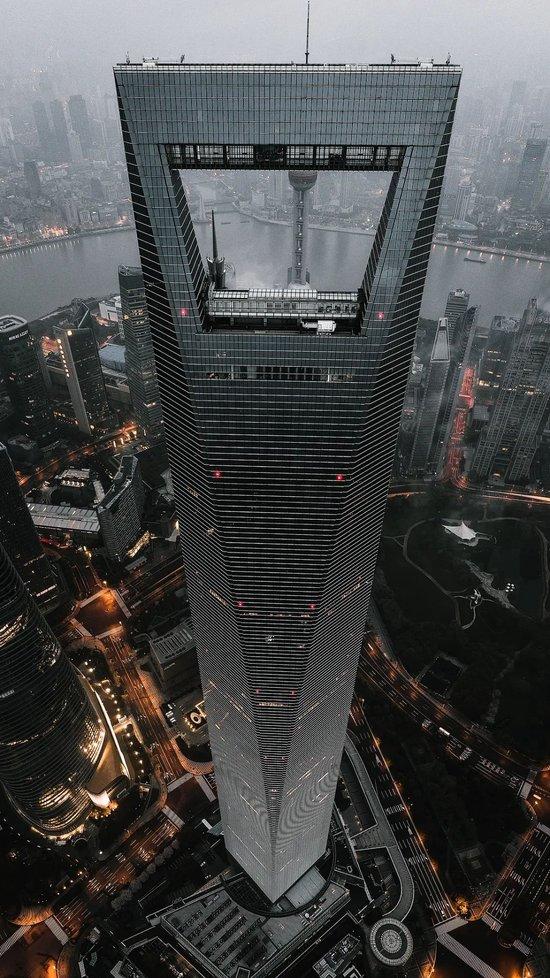 400米高空,两架无人机对撞!上海地标环球金融中心96层平台防水层被砸出坑洞