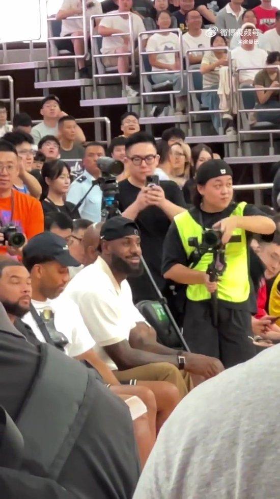 詹姆斯现身上海交大 与全场球迷热情互动